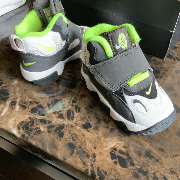 Childrens Nike - Picture 2 of 3